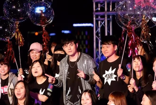 曝周杰倫賭博兩晚輸1億,投資失敗欠巨債,開演唱會疑似撈金