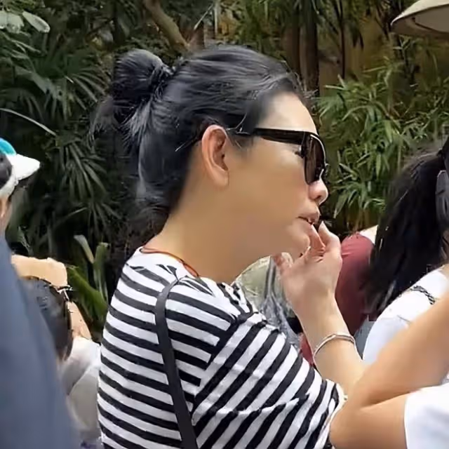 54歲邱淑貞帶女兒遊玩,發福明顯肚腩好幾圈,臉部鬆弛變化超大