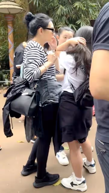 54歲邱淑貞帶女兒遊玩,發福明顯肚腩好幾圈,臉部鬆弛變化超大
