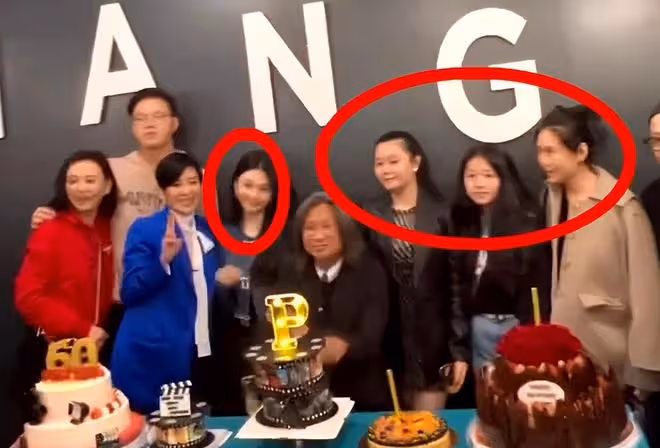 54歲邱淑貞帶女兒遊玩，發福明顯肚腩好幾圈，臉部鬆弛變化超大