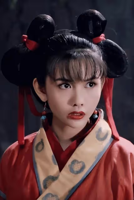 54歲邱淑貞帶女兒遊玩，發福明顯肚腩好幾圈，臉部鬆弛變化超大