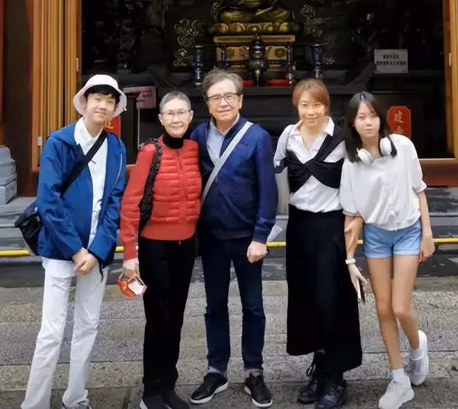 姜大衛一家五口廣州旅遊!祖孫三代長相相似,曹永廉女兒長腿吸睛