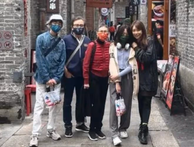 姜大衛一家五口廣州旅遊!祖孫三代長相相似,曹永廉女兒長腿吸睛