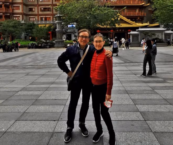 姜大衛一家五口廣州旅遊!祖孫三代長相相似,曹永廉女兒長腿吸睛