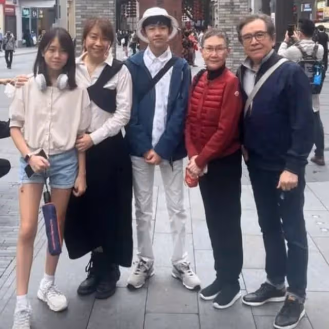 姜大衛一家五口廣州旅遊!祖孫三代長相相似,曹永廉女兒長腿吸睛