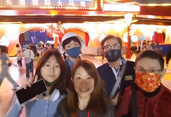 姜大衛一家五口廣州旅遊!祖孫三代長相相似,曹永廉女兒長腿吸睛