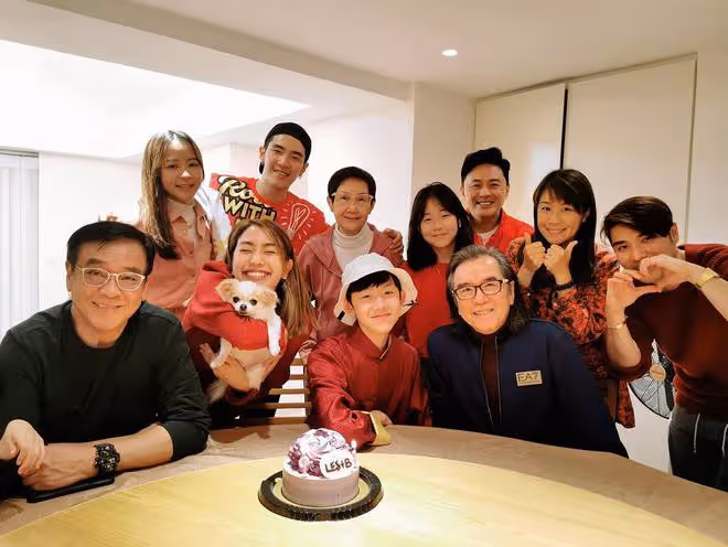 姜大衛一家五口廣州旅遊!祖孫三代長相相似,曹永廉女兒長腿吸睛
