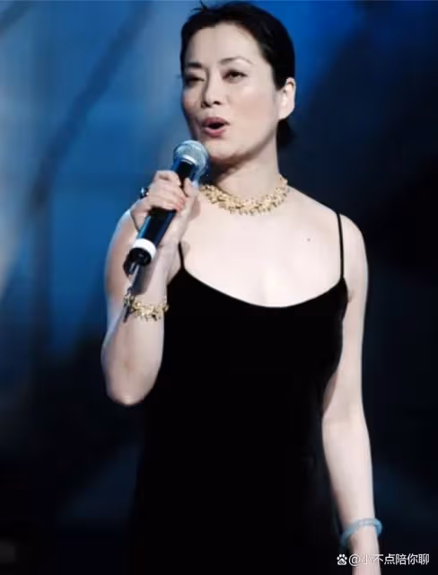 毛阿敏的女兒竟是我們熟悉的她？19歲身高173，眼窩深邃太像娜扎！