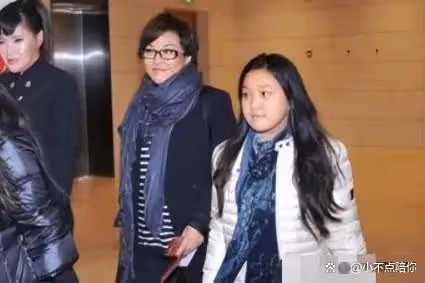 毛阿敏的女兒竟是我們熟悉的她？19歲身高173，眼窩深邃太像娜扎！