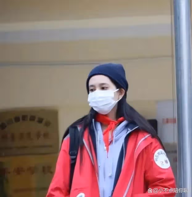 毛阿敏的女兒竟是我們熟悉的她？19歲身高173，眼窩深邃太像娜扎！
