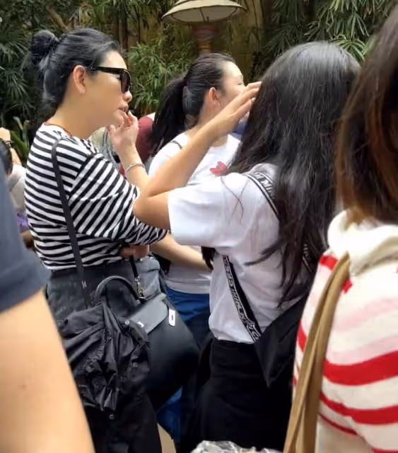 邱淑貞母女仨人逛迪士尼，素麵朝天顏值崩塌，過往遊客無人認出