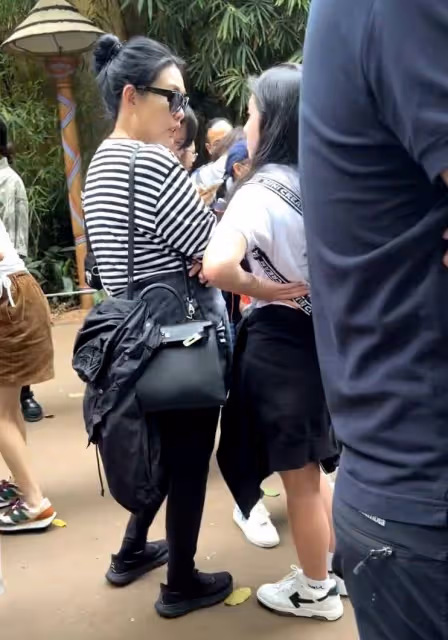 邱淑貞母女仨人逛迪士尼，素麵朝天顏值崩塌，過往遊客無人認出