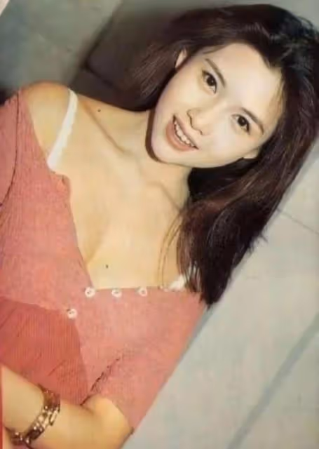 邱淑貞母女仨人逛迪士尼，素麵朝天顏值崩塌，過往遊客無人認出