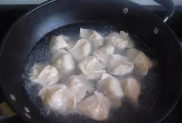 怎樣煮餃子才不破皮?秘訣在這裡,這樣煮的餃子不僅好看而且好吃