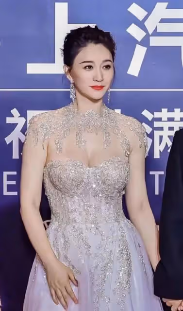 殷桃的臀,李小冉的胸,告訴你什麼叫中年女星獨有的「性張力」