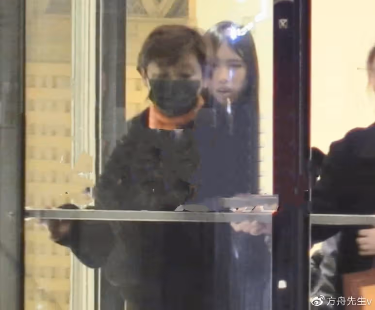 徐帆帶倆女兒聚餐,32歲繼女罕露面,17歲養女全臉曝光太像馮小剛