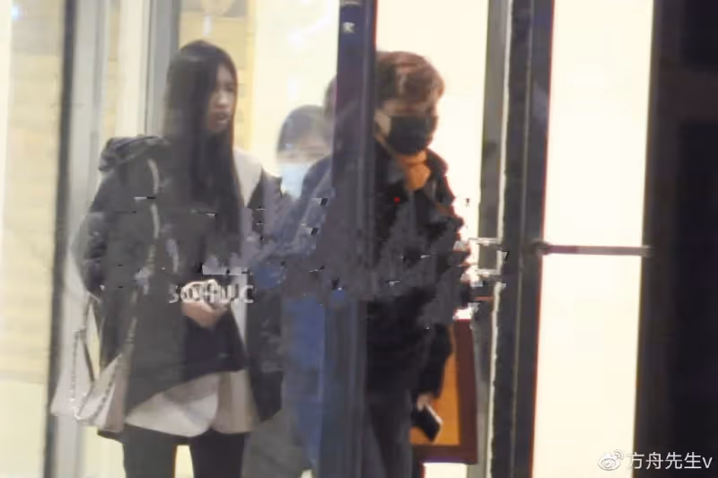 徐帆帶倆女兒聚餐,32歲繼女罕露面,17歲養女全臉曝光太像馮小剛