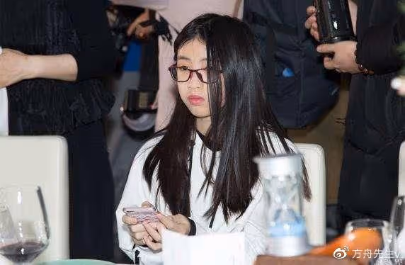 徐帆帶倆女兒聚餐,32歲繼女罕露面,17歲養女全臉曝光太像馮小剛