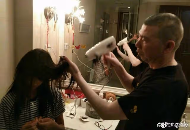 徐帆帶倆女兒聚餐,32歲繼女罕露面,17歲養女全臉曝光太像馮小剛