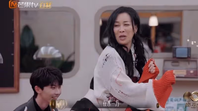 那英模仿費玉清翹臀唱歌，搞笑還是放飛自我，這是可以的嗎