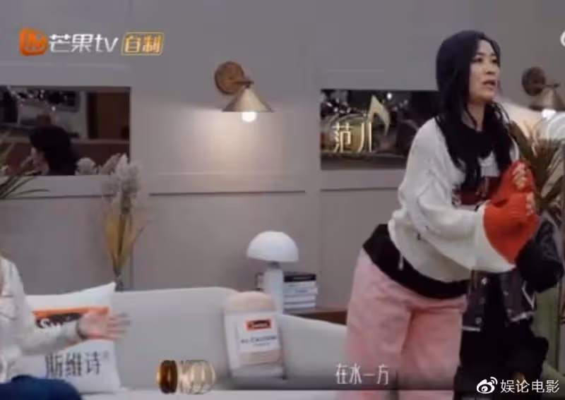 那英模仿費玉清翹臀唱歌,搞笑還是放飛自我,這是可以的嗎