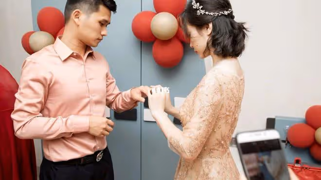 訂婚時男方給30萬彩禮,婚前姑娘無意看到一條簡訊,果斷退回彩禮