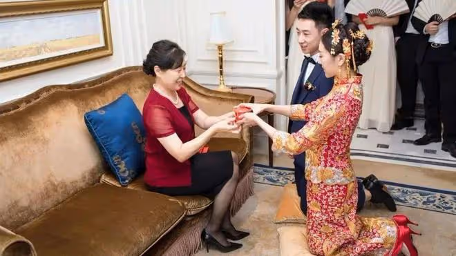訂婚時男方給30萬彩禮,婚前姑娘無意看到一條簡訊,果斷退回彩禮