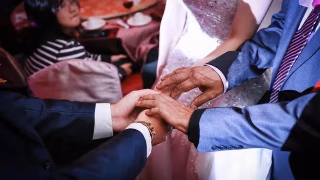 女方親戚嫌婚宴檔次低,新娘當即退回一百:禮金收好,好走不送