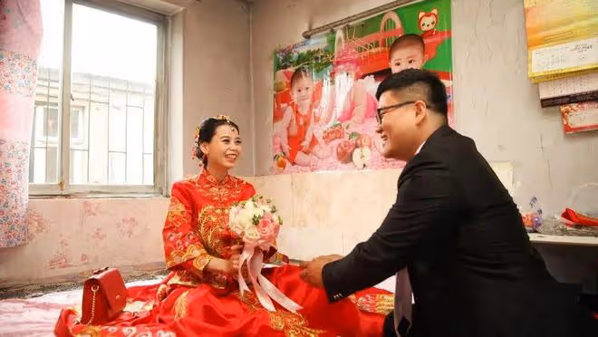 接親時女方提出求婚儀式,新郎嘲諷:20萬彩禮都給了,還求什麼婚