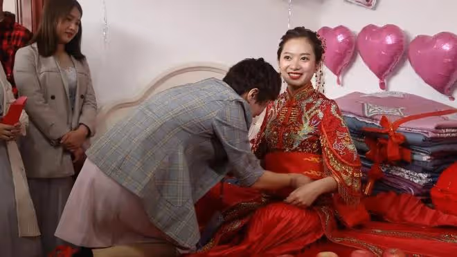 接親時女方提出求婚儀式,新郎嘲諷:20萬彩禮都給了,還求什麼婚