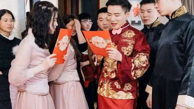 接親時女方提出求婚儀式,新郎嘲諷:20萬彩禮都給了,還求什麼婚