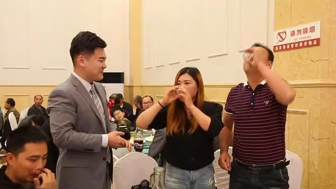 新娘質疑婚宴上沒有喜酒,婆婆聲稱:「酒那麼貴,能省則省」