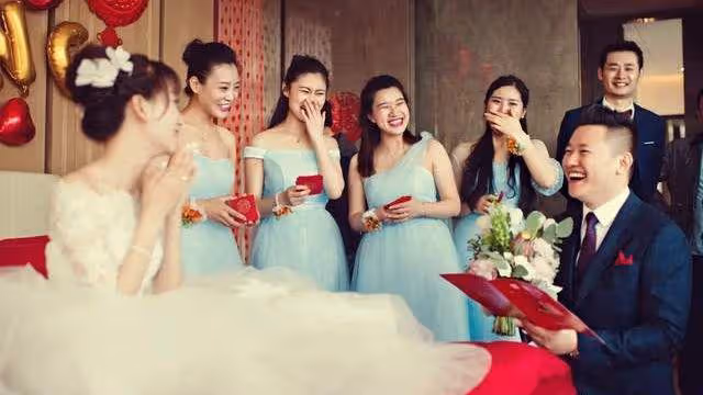 「婚車被女方親戚阻攔索要高額紅包,新娘獨自開車前往婚禮現場」
