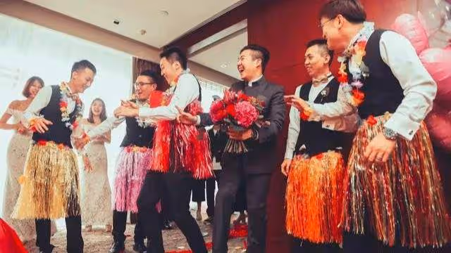「婚車被女方親戚阻攔索要高額紅包,新娘獨自開車前往婚禮現場」
