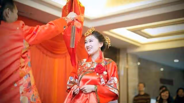 「婚車被女方親戚阻攔索要高額紅包,新娘獨自開車前往婚禮現場」