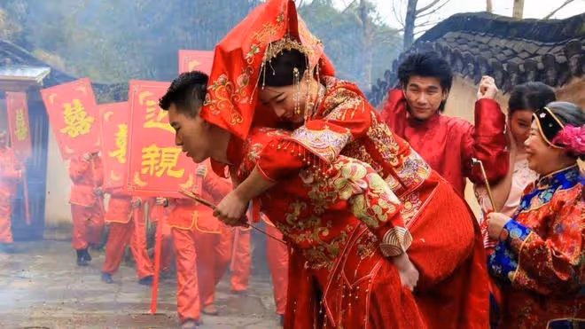 迎親時被岳父母索要5萬「送親費」,新郎怒摔胸花:這婚沒法結了