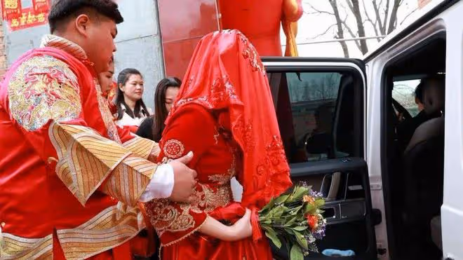 迎親時被岳父母索要5萬「送親費」，新郎怒摔胸花：這婚沒法結了