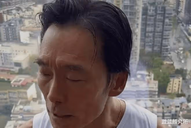 香港知名男星疑抑鬱，難走出離婚陰霾，前妻婚內出軌