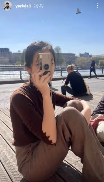 母女同游法國？王菲巴黎逛街再被偶遇，李嫣曬塞納河自拍也在巴黎