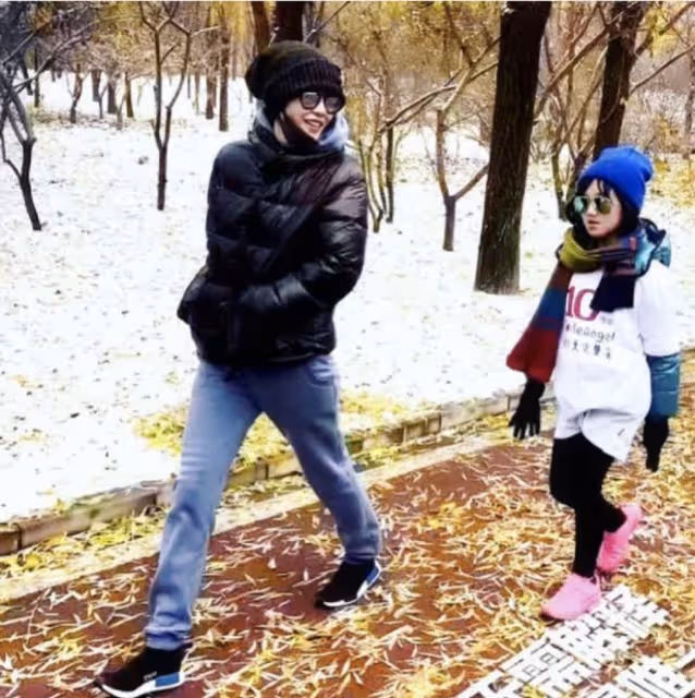 母女同游法國？王菲巴黎逛街再被偶遇，李嫣曬塞納河自拍也在巴黎