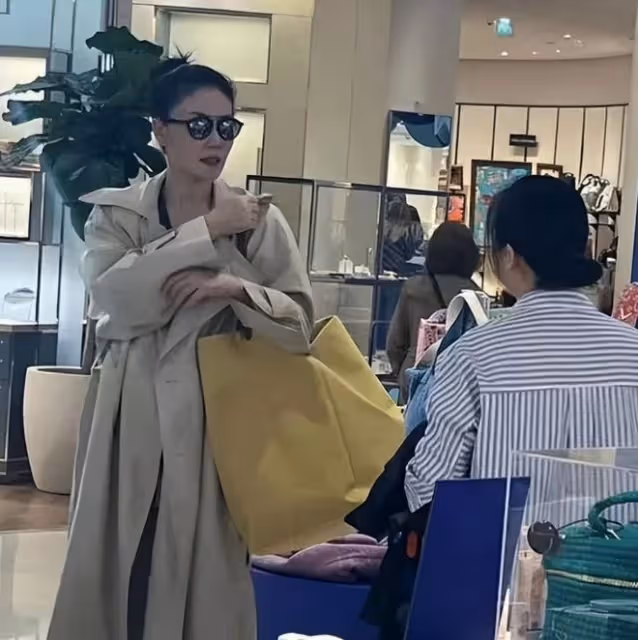 王菲逛街再被偶遇，疑似迷路變小迷糊，女兒李嫣疑為其拍照好溫馨