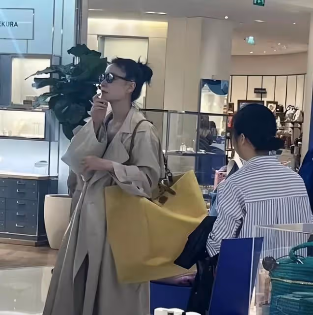 王菲逛街再被偶遇，疑似迷路變小迷糊，女兒李嫣疑為其拍照好溫馨