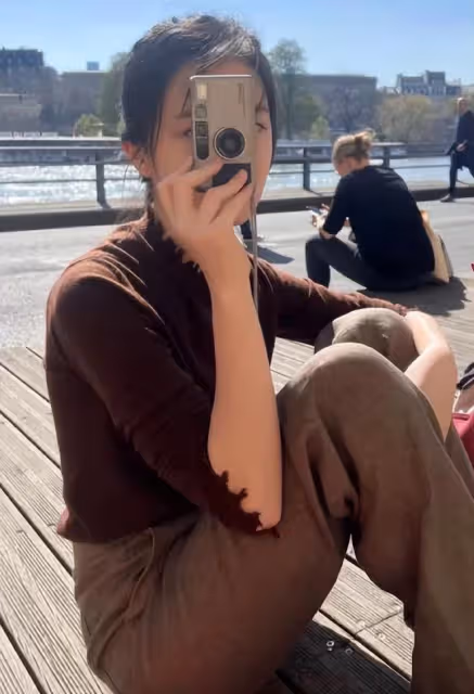 王菲逛街再被偶遇，疑似迷路變小迷糊，女兒李嫣疑為其拍照好溫馨