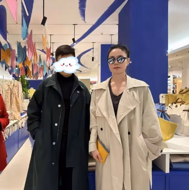 王菲逛街再被偶遇，疑似迷路變小迷糊，女兒李嫣疑為其拍照好溫馨