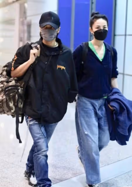王菲逛街再被偶遇，疑似迷路變小迷糊，女兒李嫣疑為其拍照好溫馨