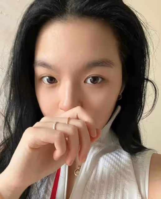 李詠女兒穿露臍裝秀身材,五官精緻高級似混血,不進娛樂圈可惜了
