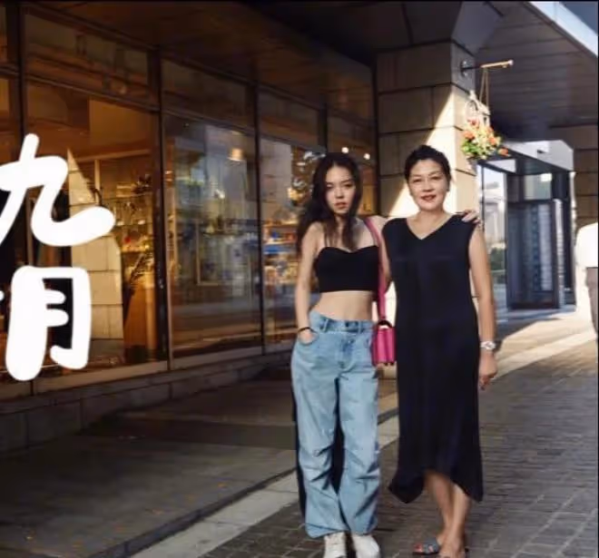李詠女兒穿露臍裝秀身材,五官精緻高級似混血,不進娛樂圈可惜了