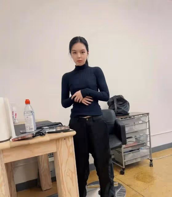 李詠女兒穿露臍裝秀身材,五官精緻高級似混血,不進娛樂圈可惜了
