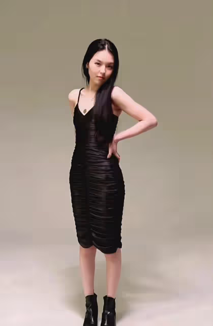 李詠女兒穿露臍裝秀身材,五官精緻高級似混血,不進娛樂圈可惜了