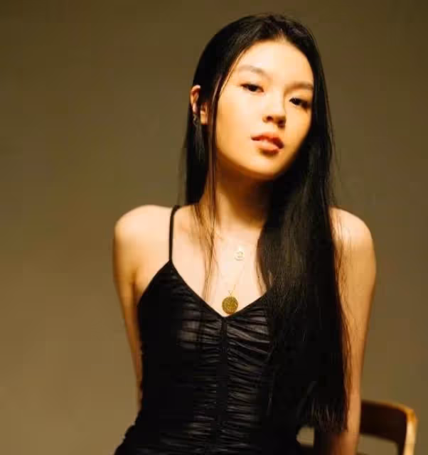 李詠女兒穿露臍裝秀身材,五官精緻高級似混血,不進娛樂圈可惜了